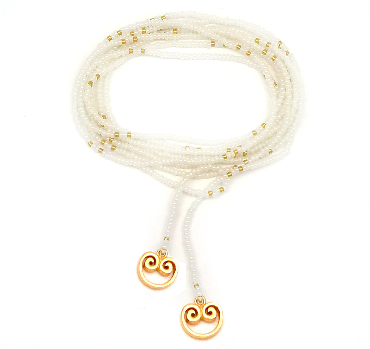 Collar enredable perla detalles dorado.