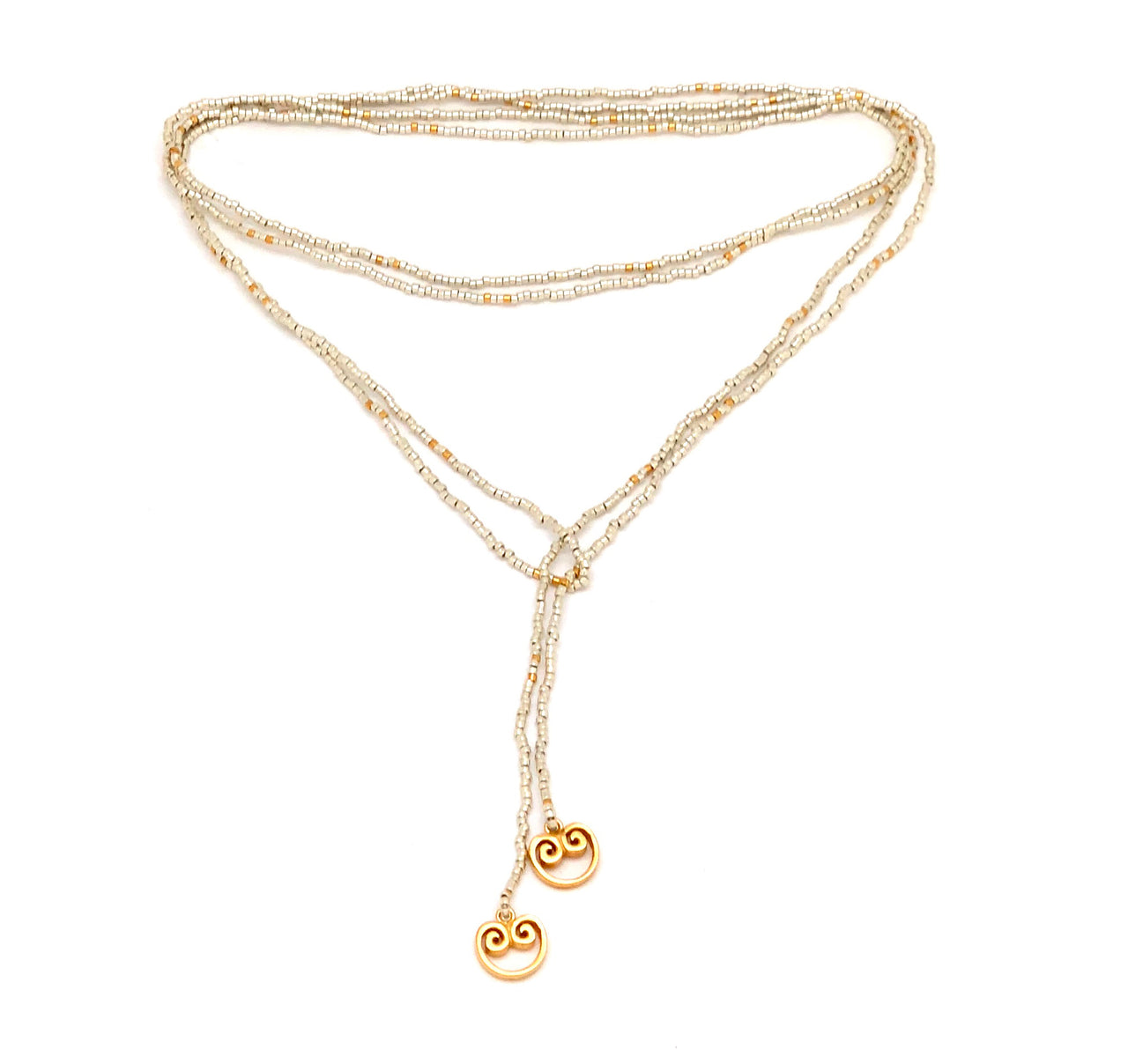 Collar enredable plata detalles dorados.