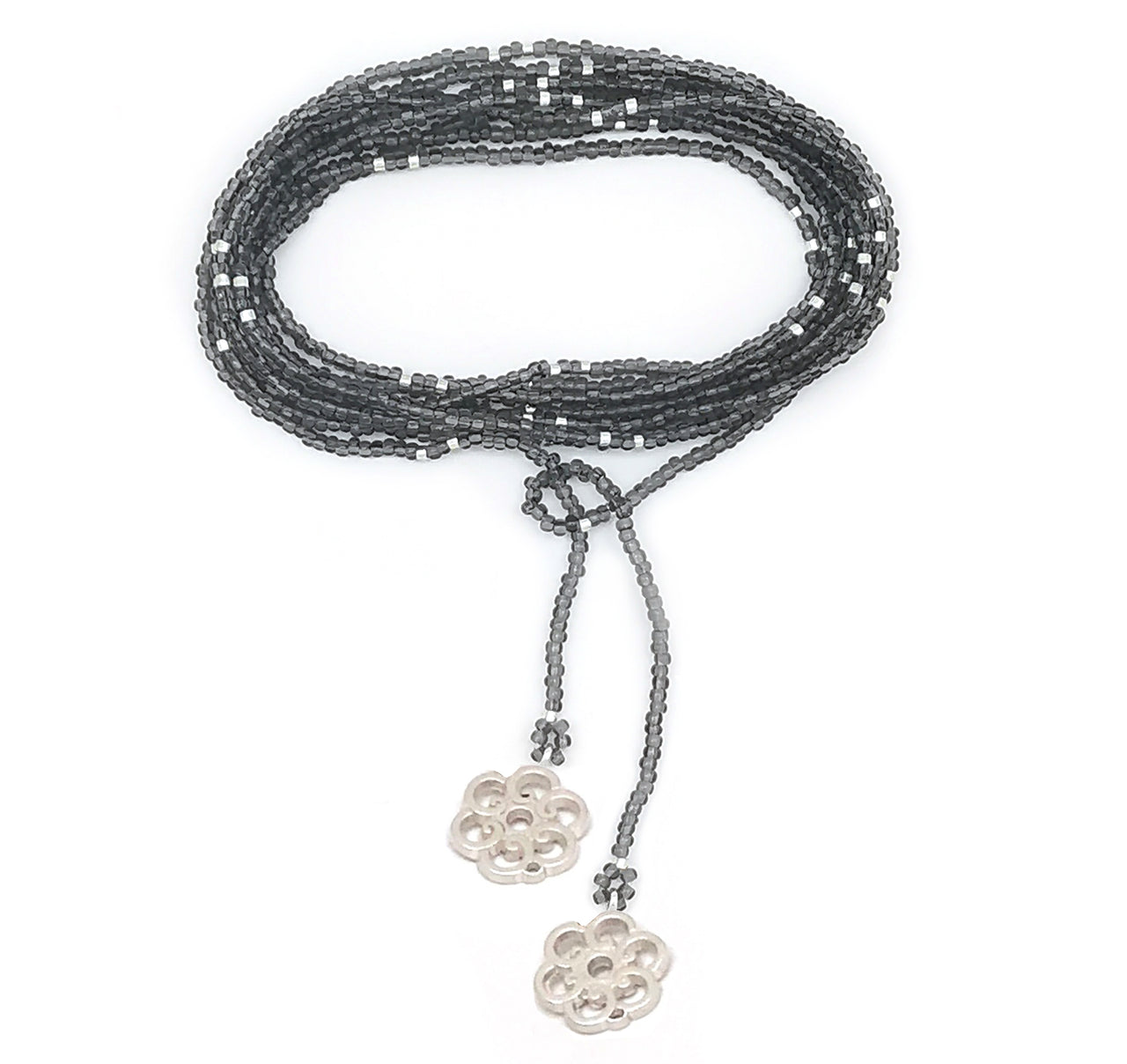 Collar enredable gris detalles plata.