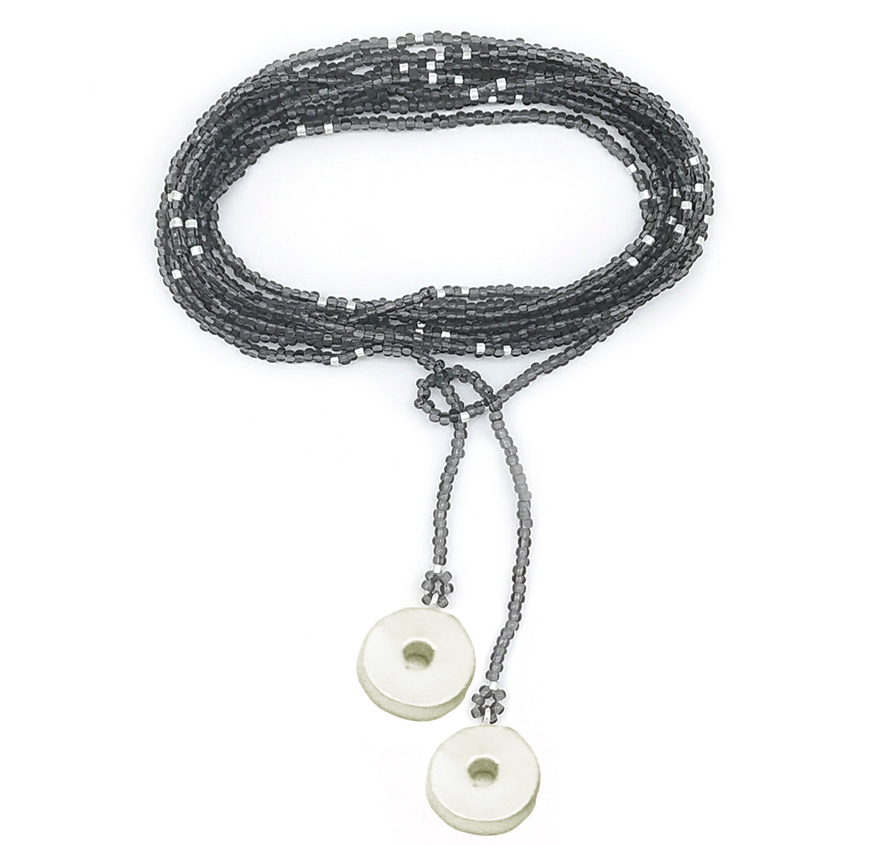 Collar enredable gris detalles plata.