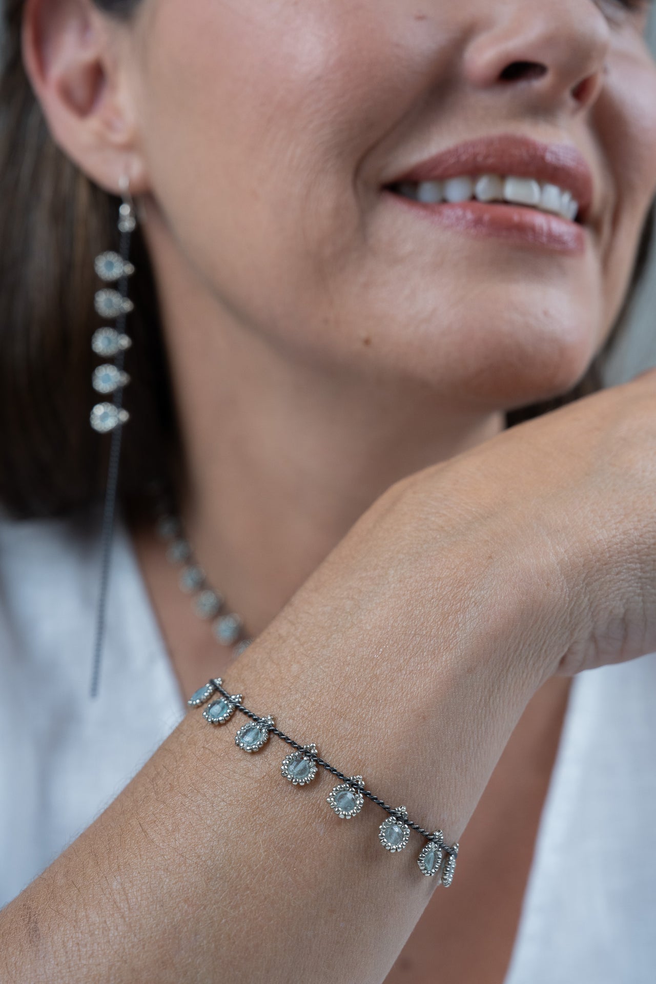 Taller de puntada ENVOLVENTE / collar Katari.