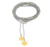 Collar enredable gris detalles dorado.